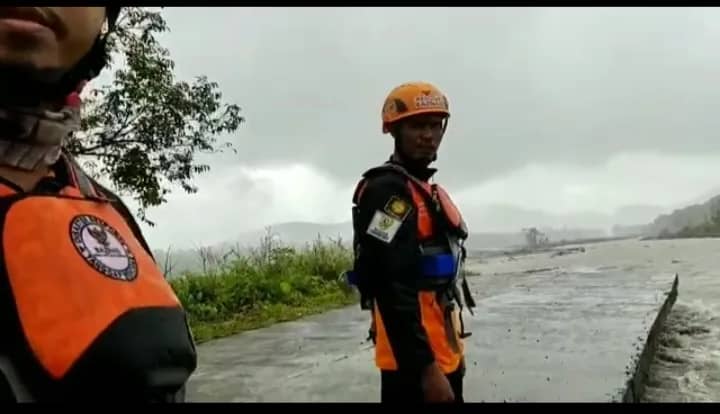 Baznas Timika sedang berupaya menyeberangi sungai