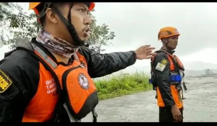 Ilustrasi berita pinpost: Foto-foto Banjir Bandang Menghantam Jalan Trans Nabire