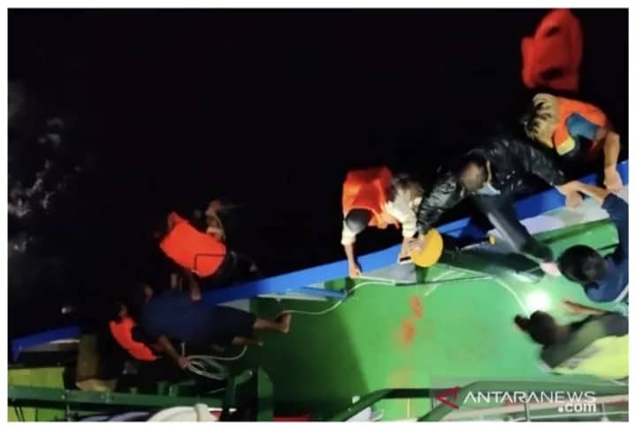Ilustrasi berita Nasional: Tim SAR Selamatkan 30 Penumpang KLM Bukit Rahmat yang Tenggelam