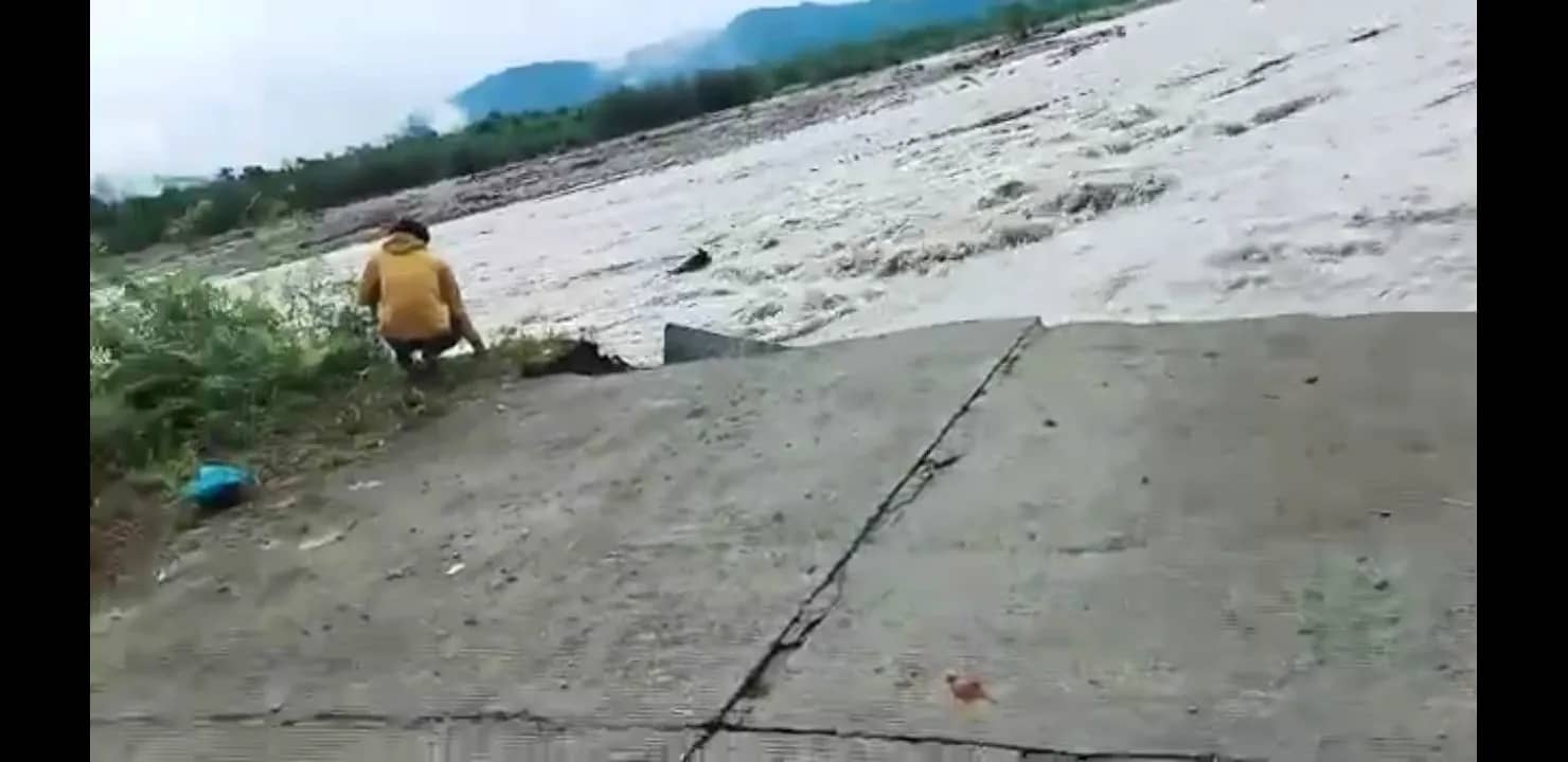 Jalan trans Nabire yang putus dihantam banjir