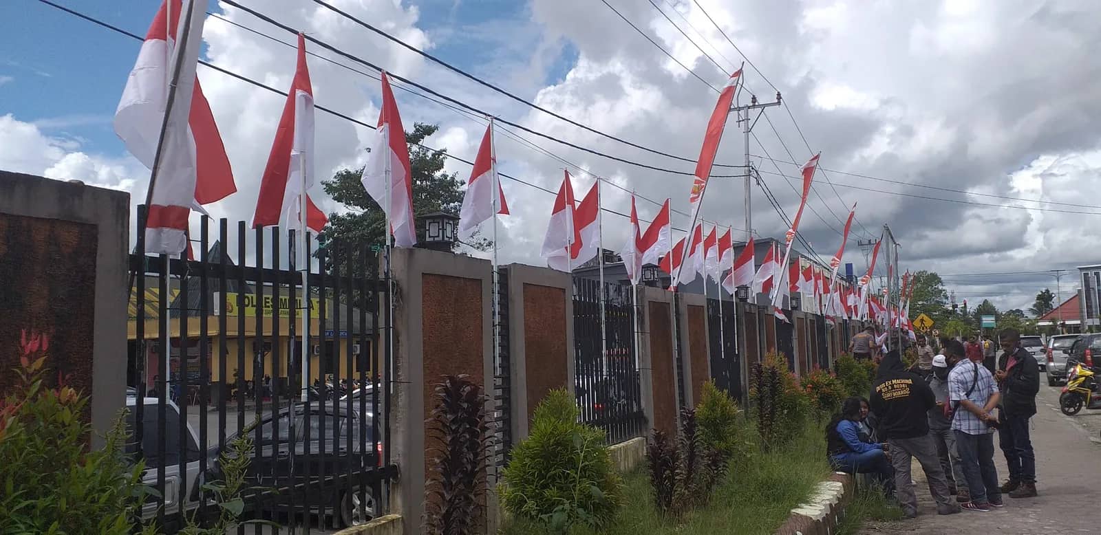 Ilustrasi berita Mimika: Polres Mimika Pasang 75 Bendera Depan Pagar, Ajak Warga Semarakkan Merah Putih