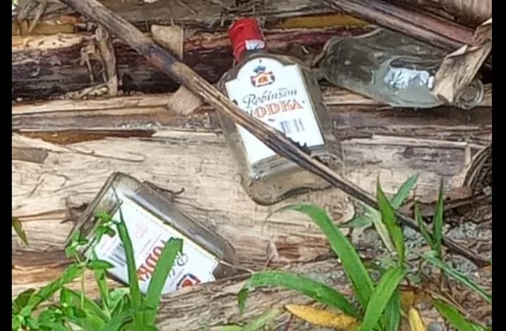 Ilustrasi berita Mimika: Ditemukan Botol Vodka di Belakang Rumah Suami Istri yang Meninggal Diduga Keracunan Miras