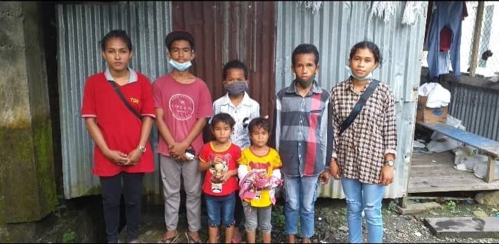 Tujuh dari sembilan anak almarhum suami istri yang meninggal di SP 1