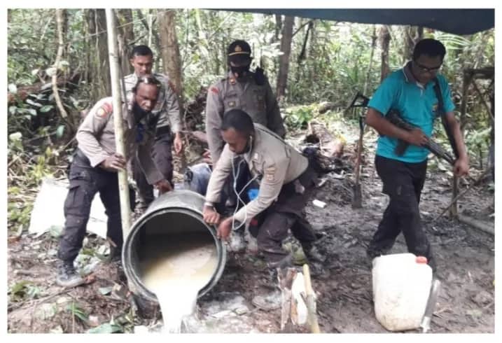Ilustrasi berita Mimika: Korban Miras Berjatuhan, Polisi Bakar Kamp di Pinggir Kali Wania
