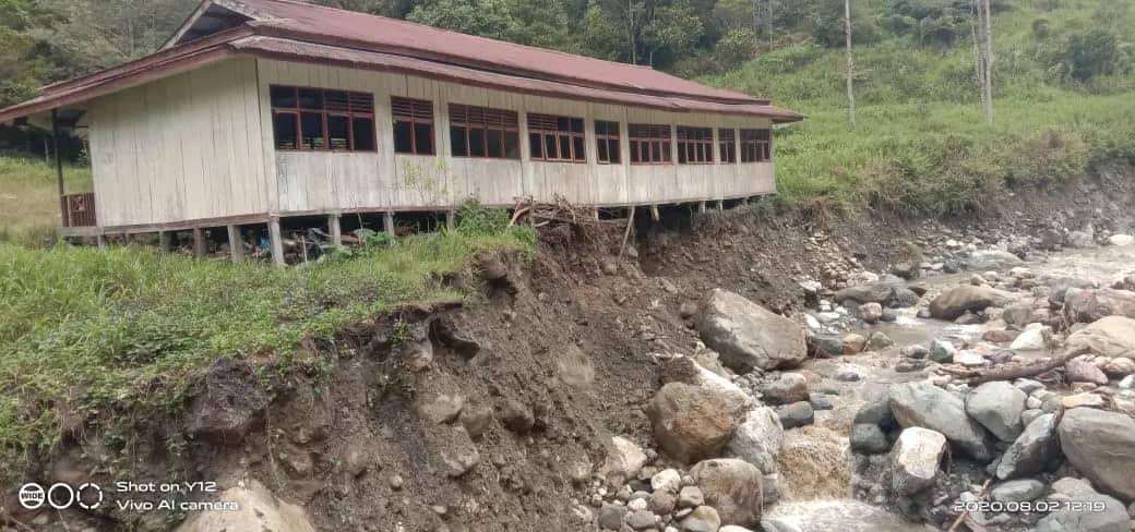 Sekolah di Baluni-Jagamin yang tergerus longsor.