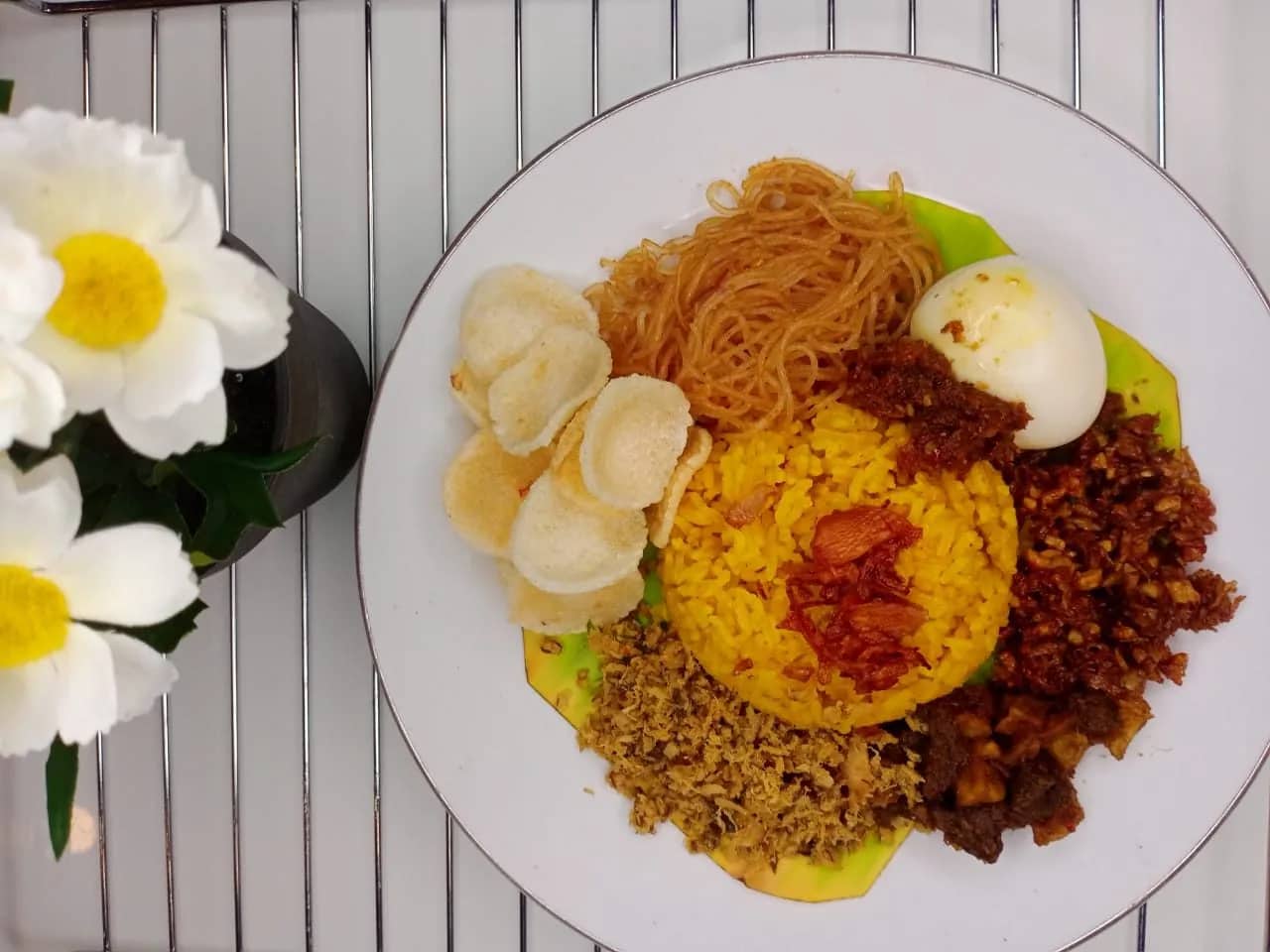 Ilustrasi berita Mimika: Muncul Desas-desus di Jalan Pendidikan Ada Nasi Kuning yang Sedang Viral !!!