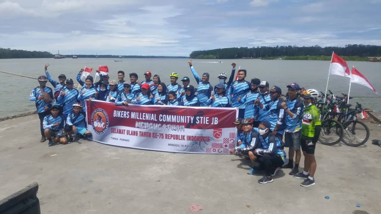 Komunitas pesepeda Stie Jambatan Bulan Timika.