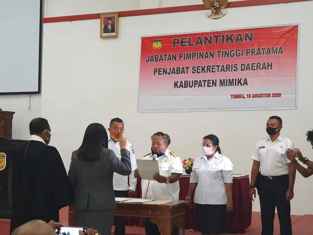 Jenny Usmani saat dilantik sebagai Penjabat Sekda Mimika