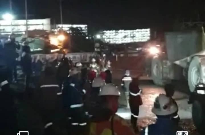 Ilustrasi berita Mimika: Freeport Dianggap Berbohong, Malam ini Karyawan Kembali Blokir Jalan Tambang