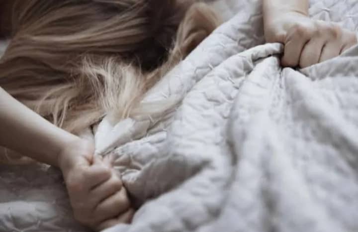 Ilustrasi berita Nasional: Asyik "Nikmati" Tubuh Tante di Kamar, Oknum Komisioner KPU Marla Kaget Paman dan Warga Menunggu Diluar