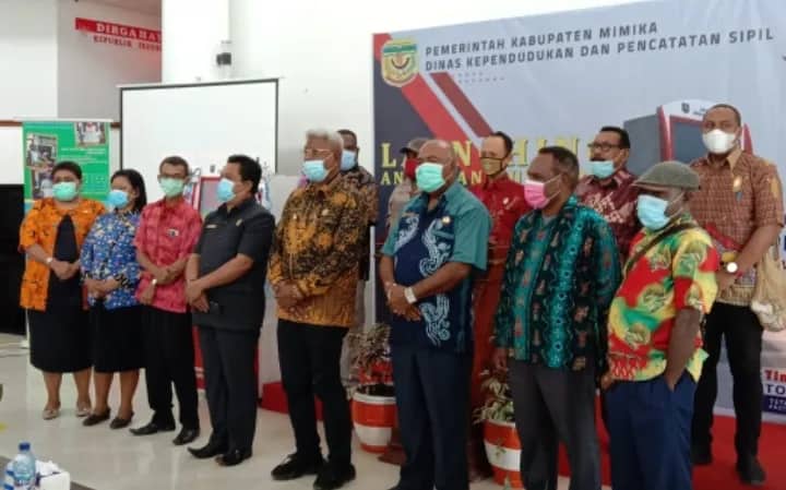 Ilustrasi berita Mimika: Inovasi Teknologi Luar Biasa, Warga Mimika Bisa Print KTP dan KK Sendiri di ADM