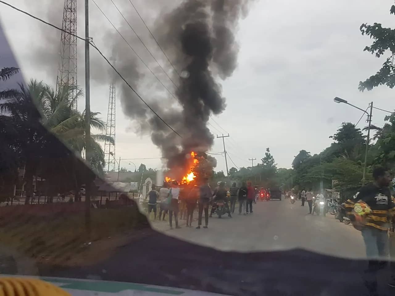 Ilustrasi berita pinpost: Usai Pengumuman Hasil Test CPNS, Massa Rusak Kantor Bupati dan Bakar OPD di Keerom