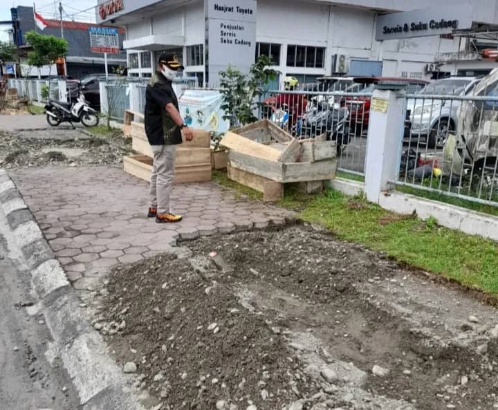 Ilustrasi berita Mimika: Proyek Aneh di Mimika, Bongkar Trotoar Untuk Taman, Disuruh Tutup !