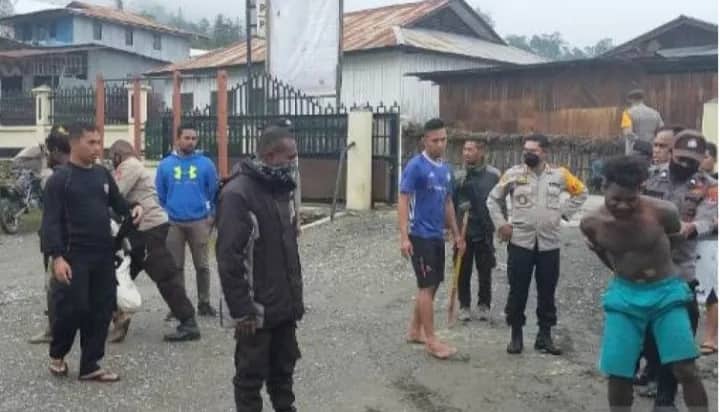 Ilustrasi berita BERITA UTAMA: 2 Warga di Tolikara Serang Polisi Pakai Parang