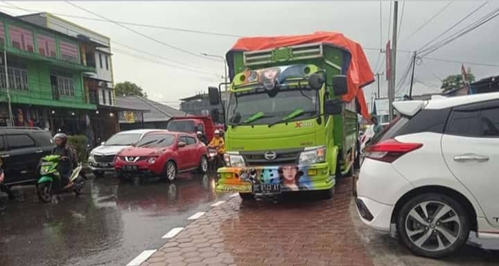 Ilustrasi berita Mimika: Gara-gara Parkir di Trotoar, Pemilik Truk di Mimika Ini Diganjar Denda, Jika Tidak Ini Akibatnya
