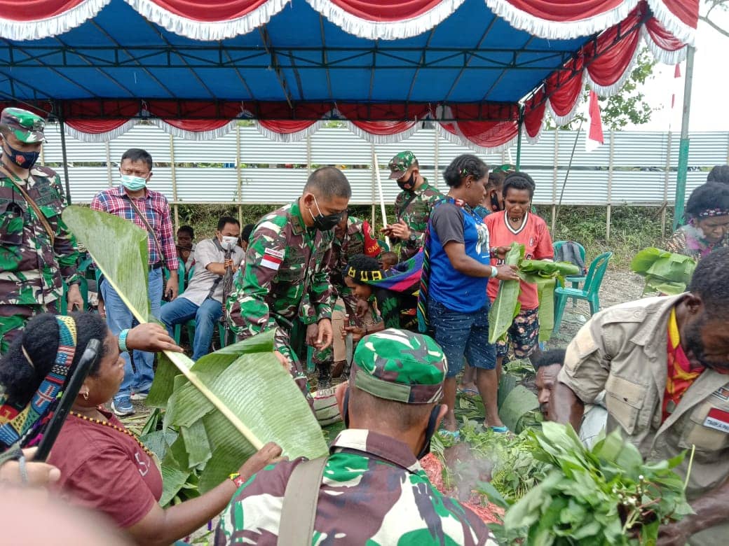 Acara bakar batu TNI, Polri dan masyarakat Mimika dari dua suku, Amungme dan Kamoro