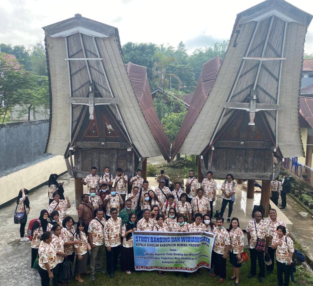 Ilustrasi berita Mimika: Viral !!! Foto Kepsek Mimika yang Studi Banding ke Toraja Utara, Jenny Usmani Disorot !