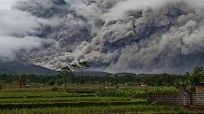 Ilustrasi berita Nasional: Gunung Semeru Muntahkan Awan Panas Guguran Hingga Lava Pijar Sejauh 4 Kilometer