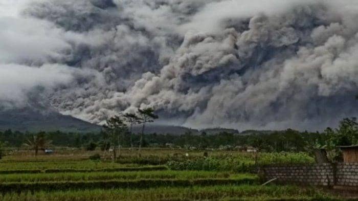 Semeru Meletus