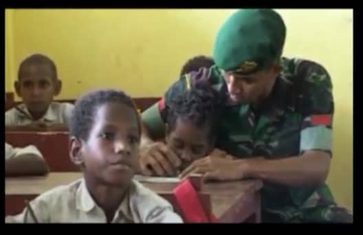Ilustrasi berita Mimika: Anggota TNI Yonif 756 Masuk Sekolah di SD YPPK Pusinara Amungun
