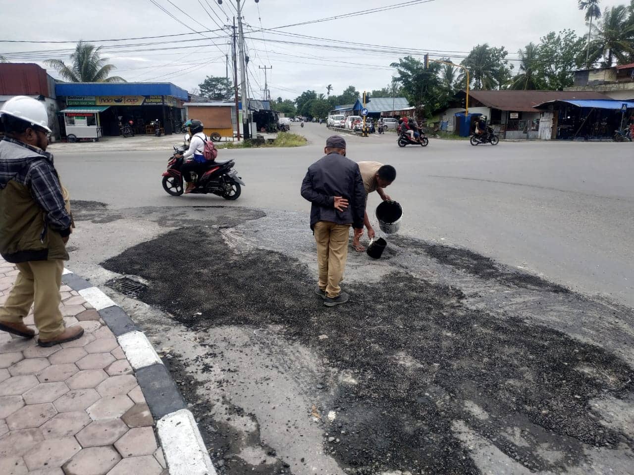 Ilustrasi berita Mimika: Dinas PU Mimika Rutin Lakukan Pemeliharaan Jalan, Padua : Lihat Jalan Rusak Lapor ke PU Jangan ke Medsos