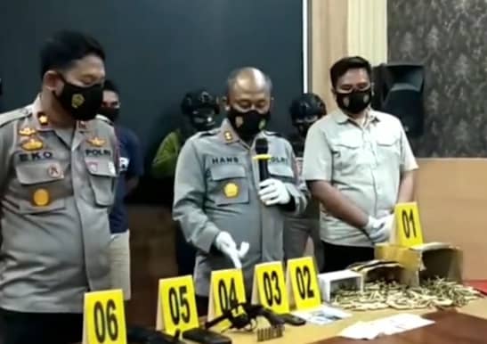 Ilustrasi berita Nasional: Jaringan Polisi Penjual Senjata ke KKB Pasti Terungkap, Waterpauw : Tidak Hanya Anggota, Senjata Juga Digunakan Menembak Warga Sipil