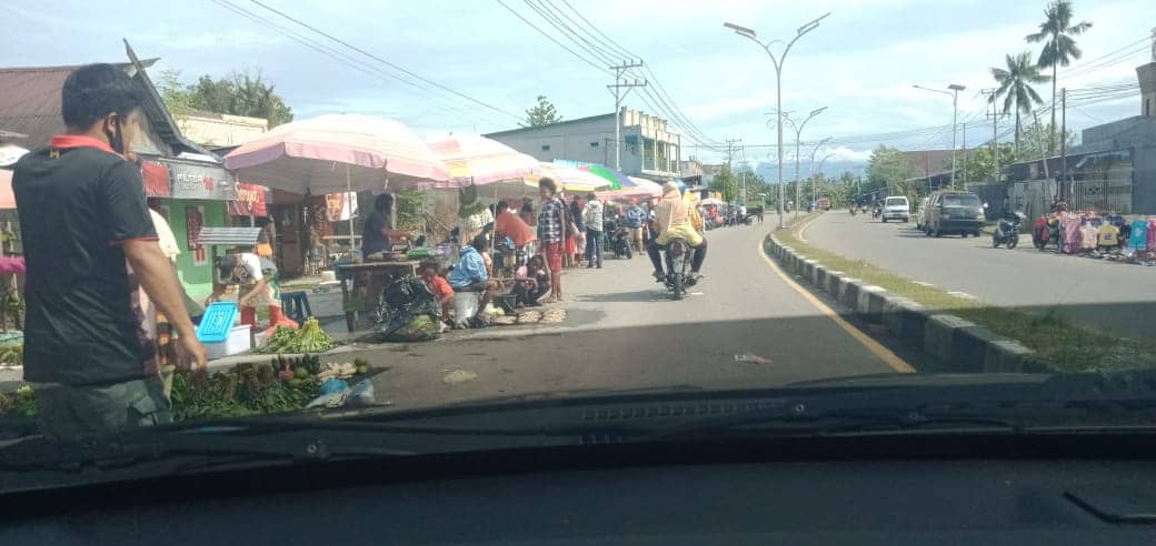 suasana Pasar SP1 yang sudah memakan badan jalan