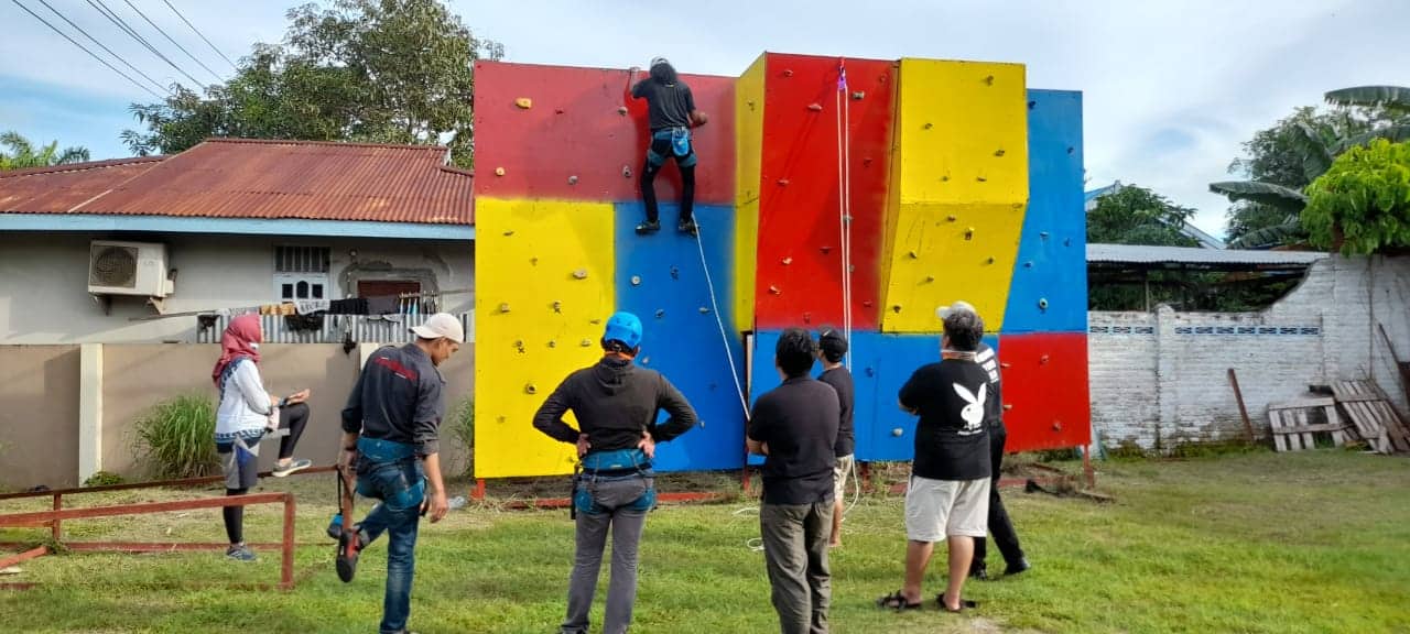 Ilustrasi berita BERITA UTAMA: Tiga Wartawan Ikut ‘Uji Nyali’ dalam Olahraga Wall Climbing