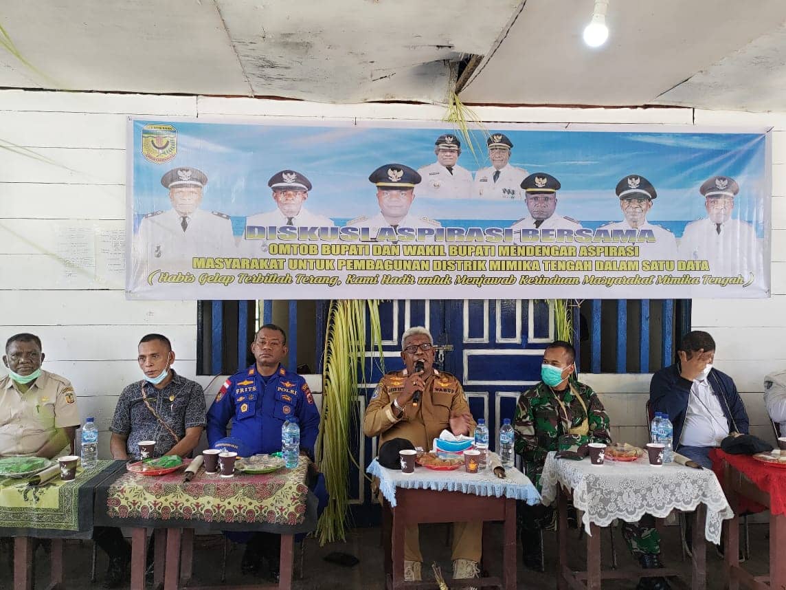 AKP Frits Joni Erari Saat bersama Wakil Bupati Mimika dikampung Tiwaka
