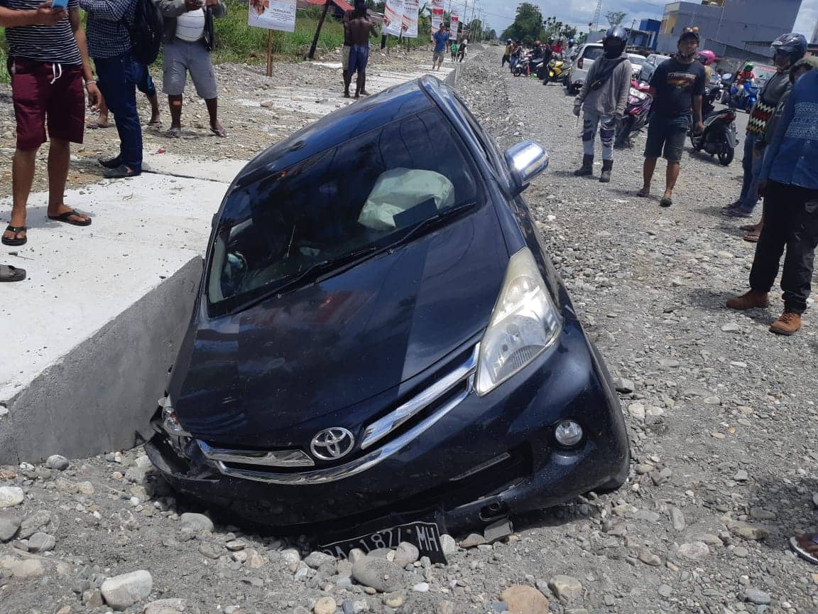 Ilustrasi berita Mimika: Sopirnya Mabuk, Mobil Avanza Hitam Tabrak Motor Berakhir "Nyungsep" di Parit