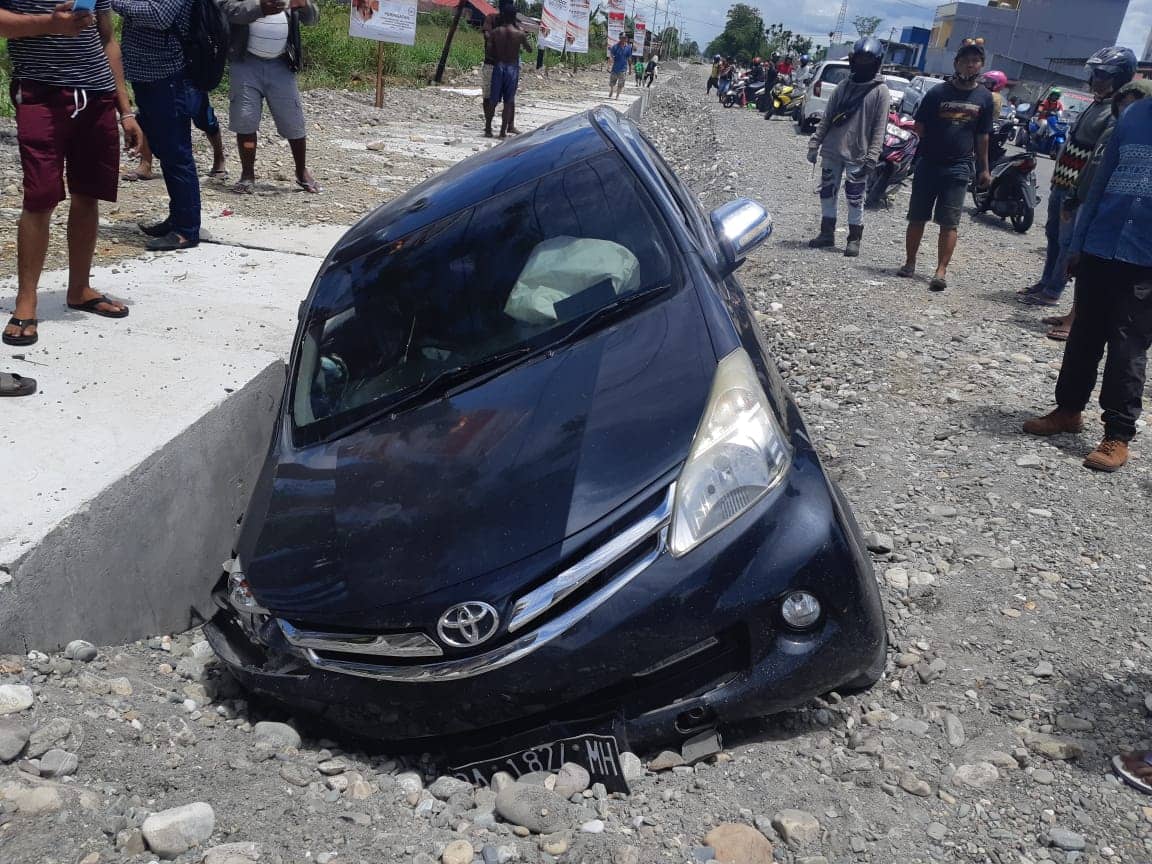 Avanza Hitam Nyungsep ke parit