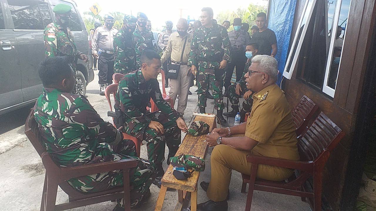 Wakil Bupati Mimika Johannes Rettob dan Dandim 1710 Mimika Letkol Inf Yoga Cahya Prasetya, Bersama aparat Lainnya berdiskusi di Kampung Asmat Pomako