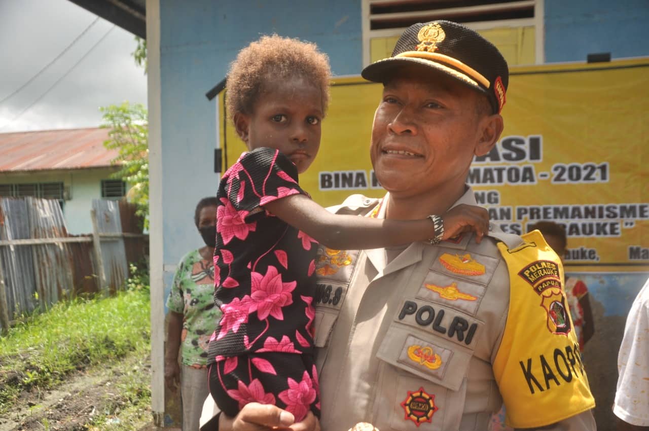 Ilustrasi berita Papua: Peduli Masyarakat Kecil, Polres Merauke ‘Berbagi’ dengan Warga Transito