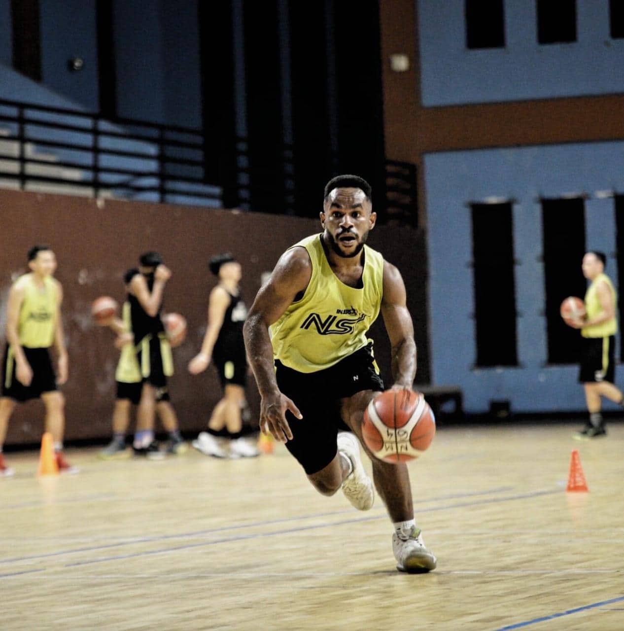 Ilustrasi berita Mimika: Manu Onawame, Pebasket Mimika Pertama Cetak Poin di IBL 2021, NSH Mountain Gold Ditaklukkan Pelita Jaya Bakrie