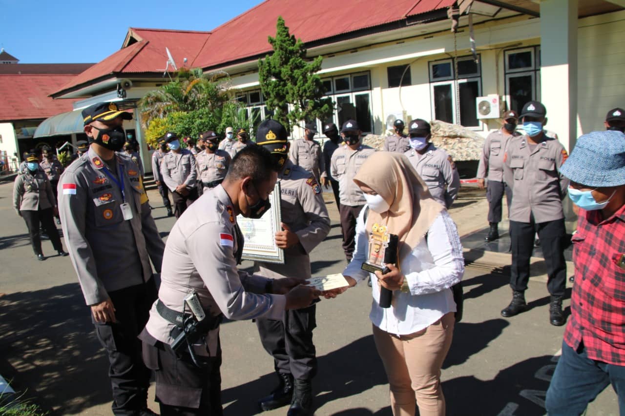 Penyerahan plakat dan piagam penghargaan oleh Kapolres Merauke.