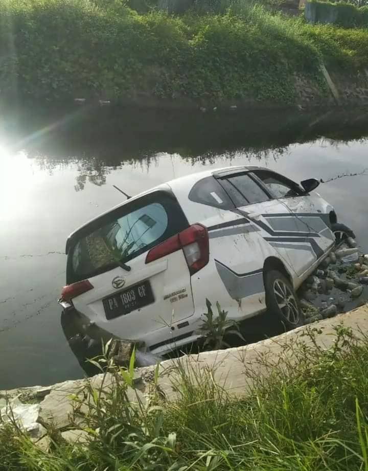 Ilustrasi berita Papua: Sopirnya Mabuk Miras, Mobil Daihatsu Terjun Bebas ke Parit