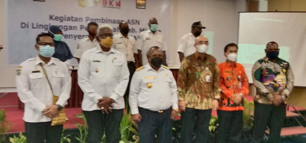 Kepala BKN Pusat Dr Bima Aria Wibisono foto bersama Bupati Mimika Klemen Tinal usai penyerahan BKN Award