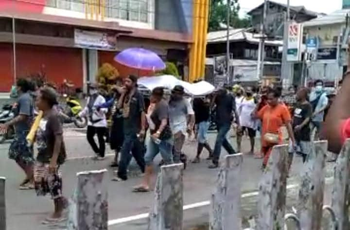 Ilustrasi berita Papua: Massa di Manokwari Antar Jenazah Picu Kepanikan Warga