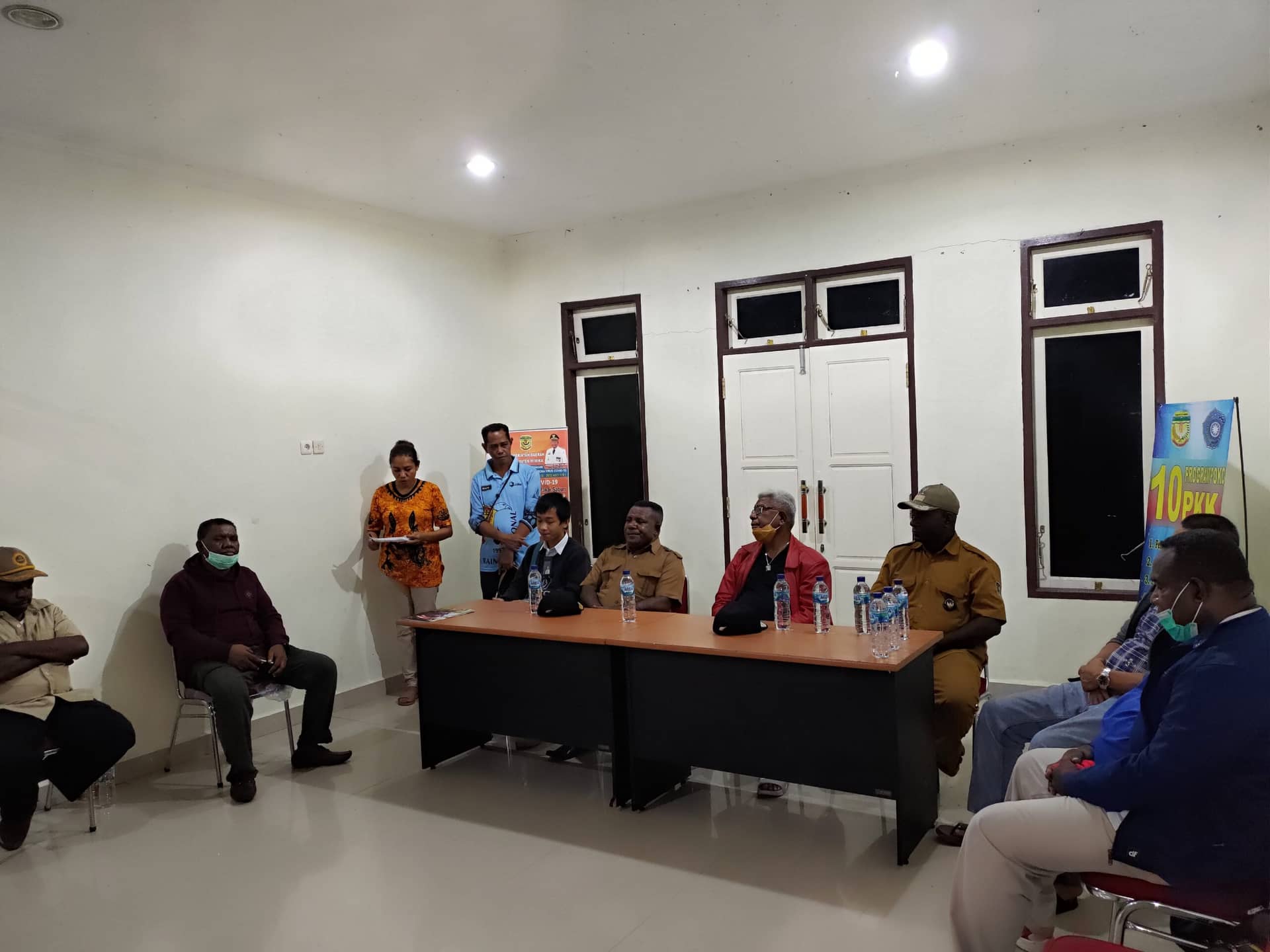 Wakil Bupati Mimika duduk bersama Kadistrik Mimika Tengah Samuel Yogi SH, MH