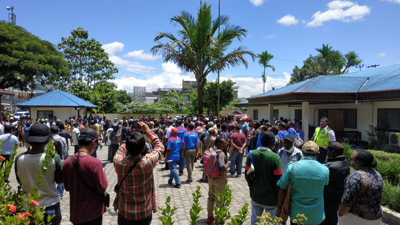 Ilustrasi berita Mimika: Flash News: Buntut Pelecehan Seksual di Taruna Papua, Ratusan Wali Murid "Geruduk" YPMAK, Tuntut Yayasan Lokon Angkat Kaki