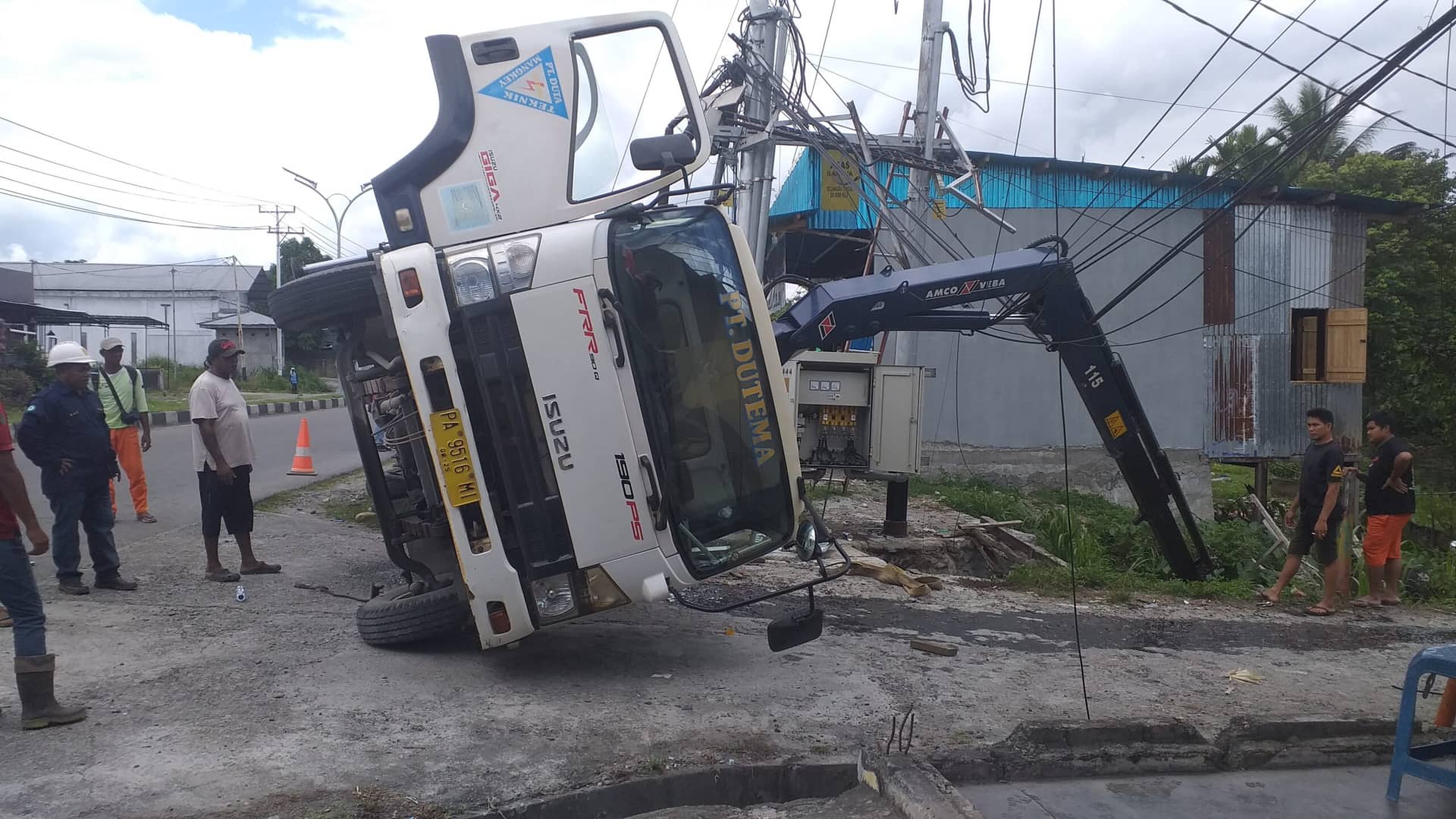 Ilustrasi berita Mimika: Perbaik Jaringan Listrik, Truck Crane PT Dutema Terbalik di Depan Dolog SP 4