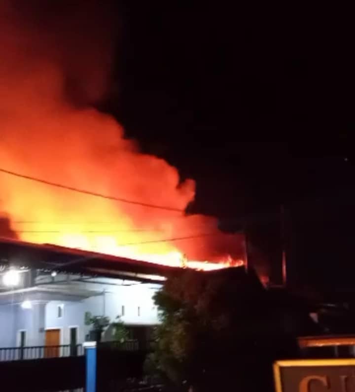 Ilustrasi berita Papua: Penasaran Video Kebakaran yang Beredar Luas di Timika Tadi Malam? Ternyata Begini Kejadian Sebenarnya