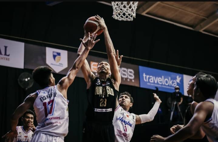 APIK- Pemain NSH Mountain Gold Timika, Ruslan (tengah) berhasil mencetak double-double dengan 12 angka dan 15 rebound.