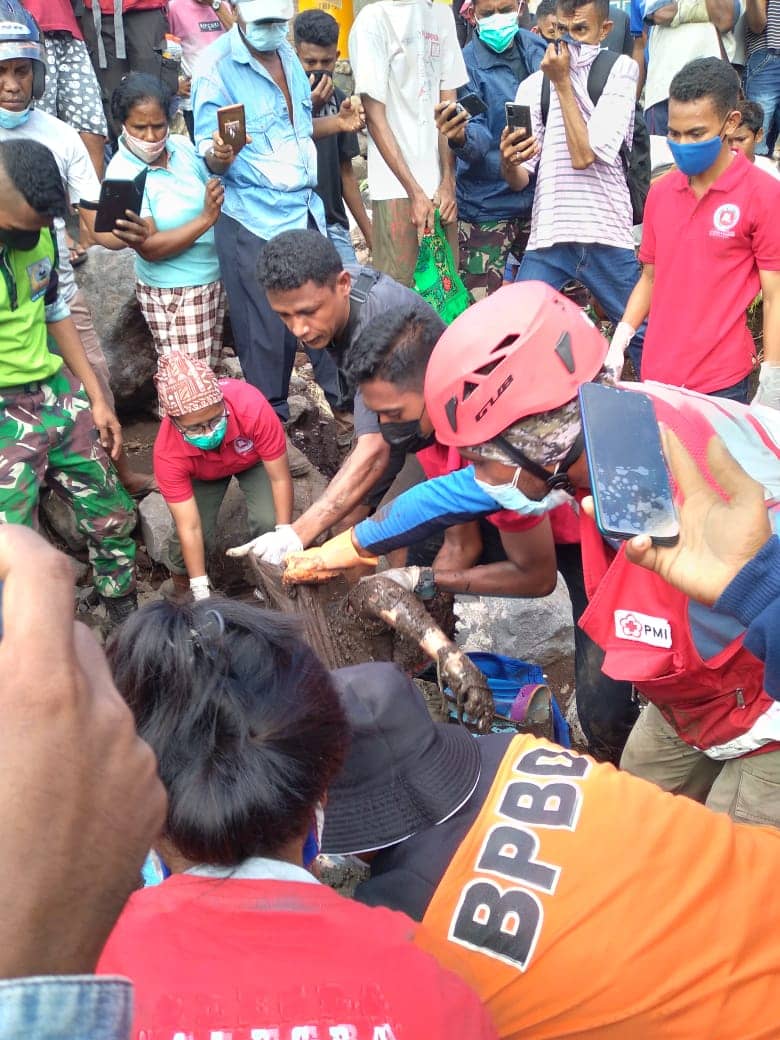 Pencarian korban meninggal dunia di Adonara.