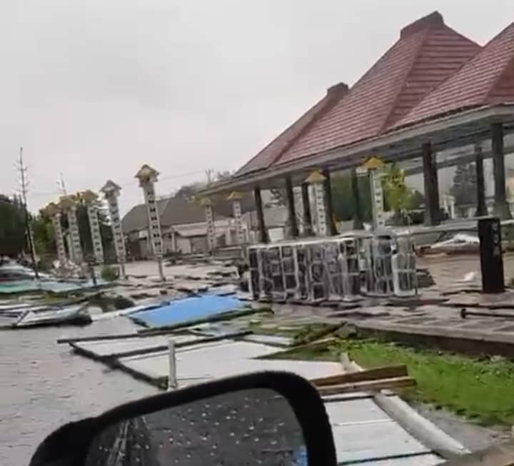 Berbagai fasilitas umum hancur diterjang badai.