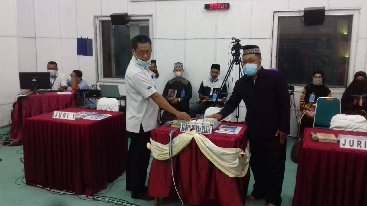 Ilustrasi berita BERITA UTAMA: PTQ di RRI Merauke, Ahmad Akbar dan Sanisha Audri Raih Qori dan Qori’ah Terbaik