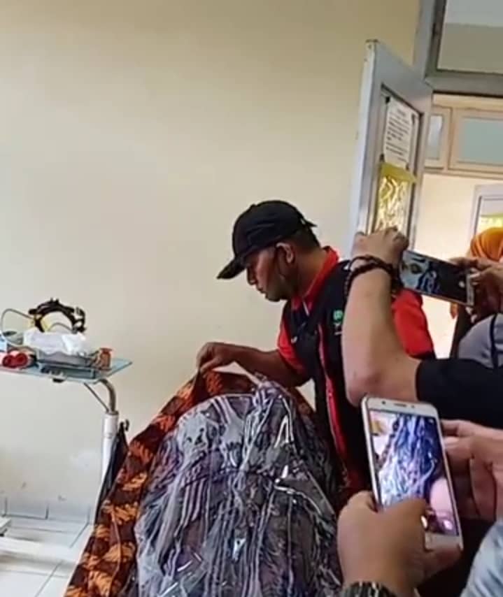 Jenazah Daeng Udin di kamar mayat RSUD Timika