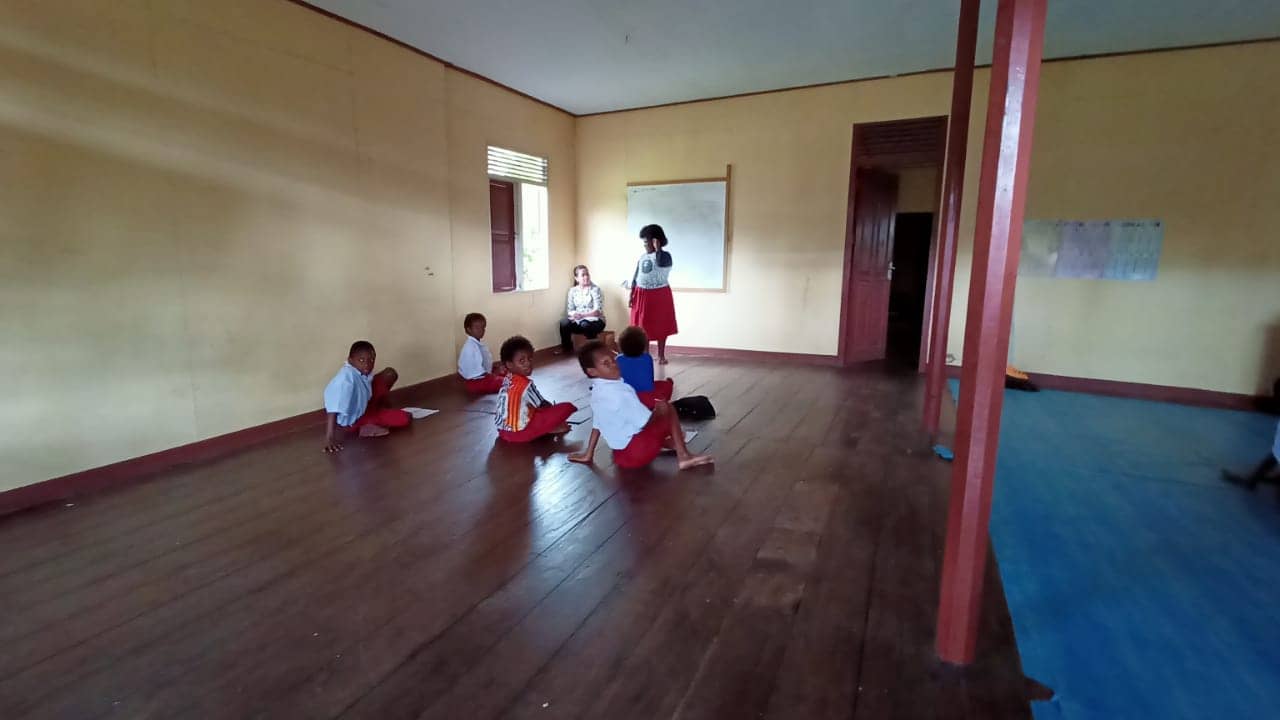 Siswa SDN Kokonao terpaksa duduk di lantai