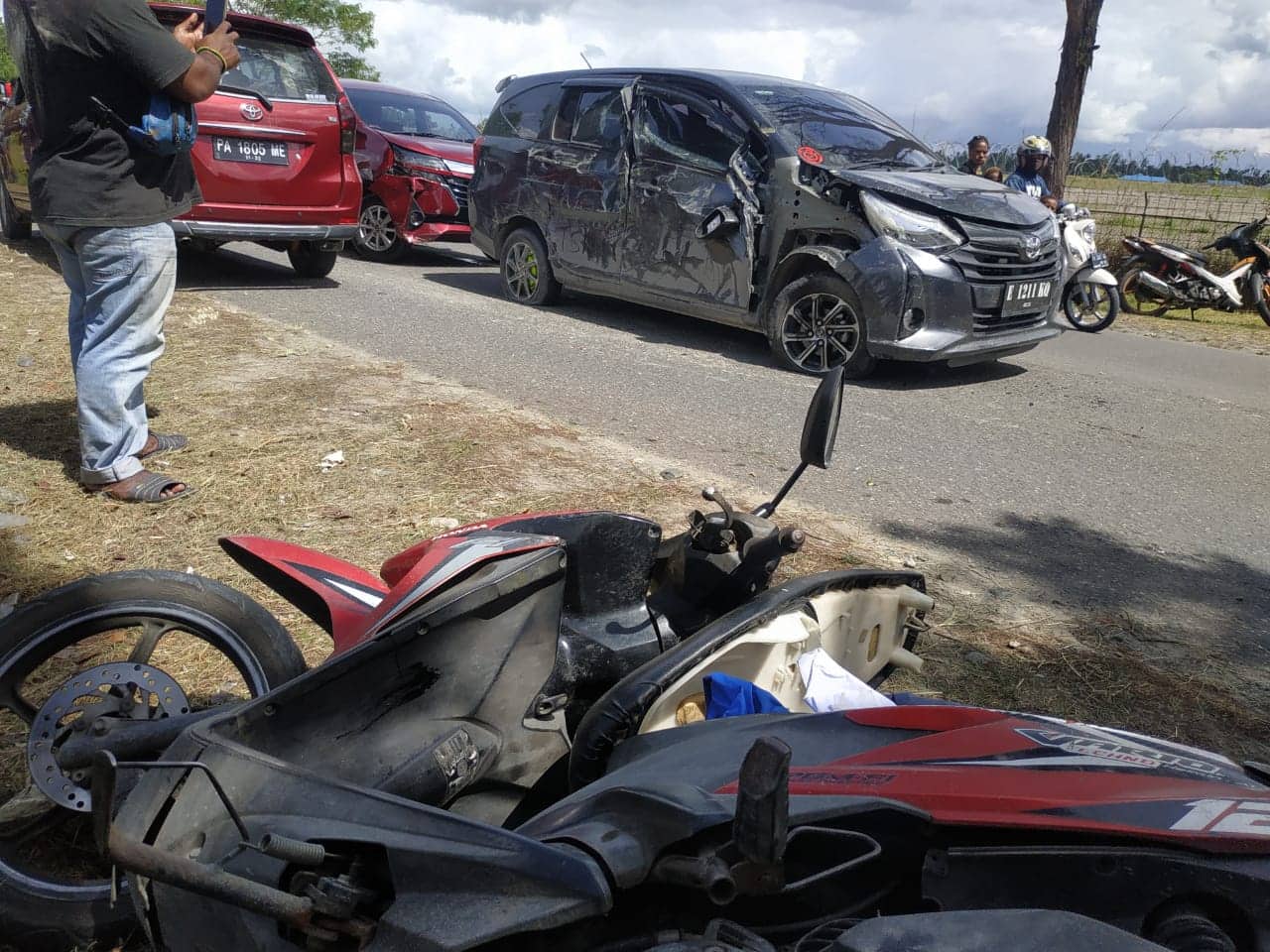 Ilustrasi berita Mimika: Dump Truk Hantam Rombongan Pengantar Jenazah, Calya dan Avanza Ringsek, 1 Korban Luka Berat