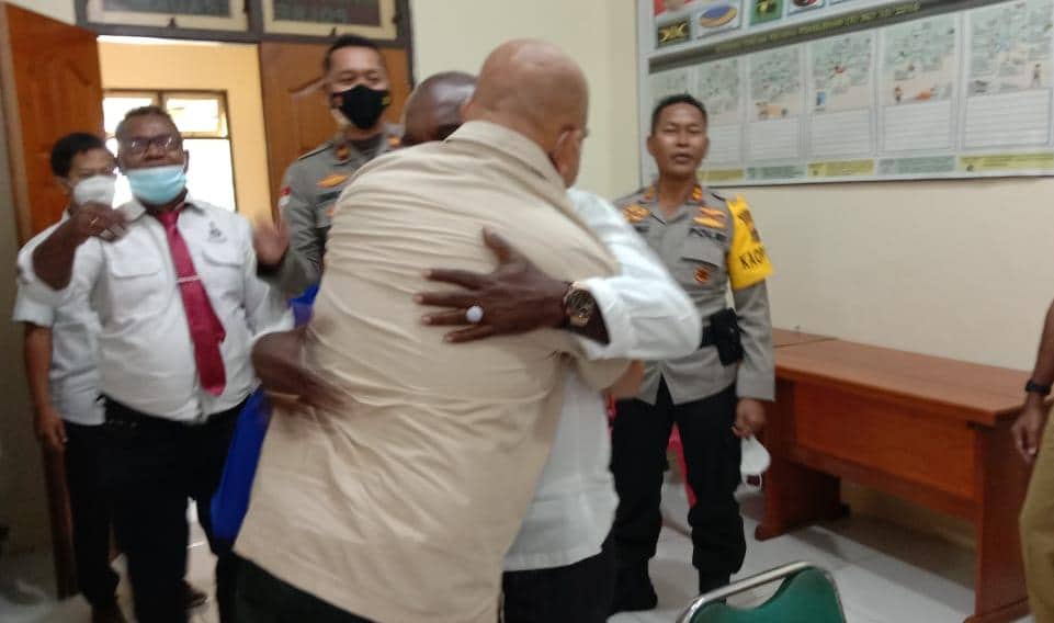Ilustrasi berita Papua: Seteru Berakhir, Bupati Romanus Mbaraka dan Notaris Aloysius Dumatubun Saling Berpelukan